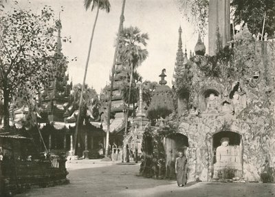 Heiligdommen bij de Shwe Dagon Pagoda, Rangoon, 1900 door Unbekannt