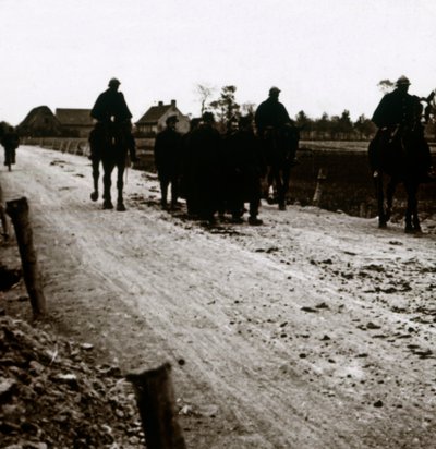 Soldaten op een weg, c1914-c1918 door Unbekannt