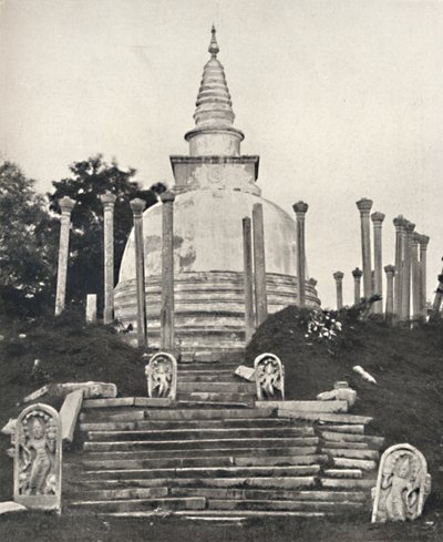 Thuparama Dagoba in Anuradhapura, 1926 door Unbekannt