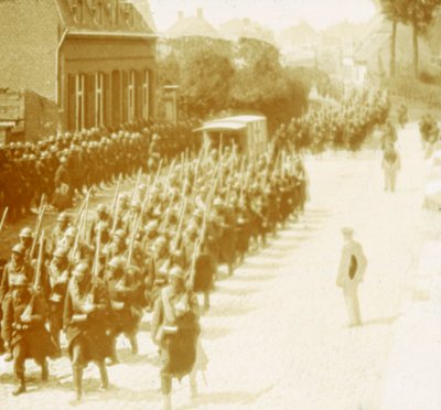 Troepen marcheren, Alveringem, Vlaanderen, België, c1914-c1918 door Unbekannt