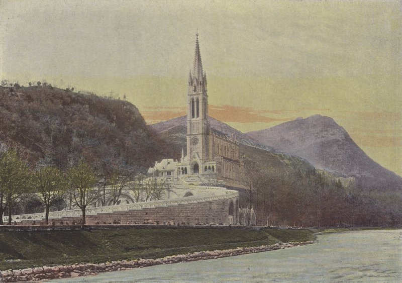 Lourdes, De Basiliek door (after) French Photographer
