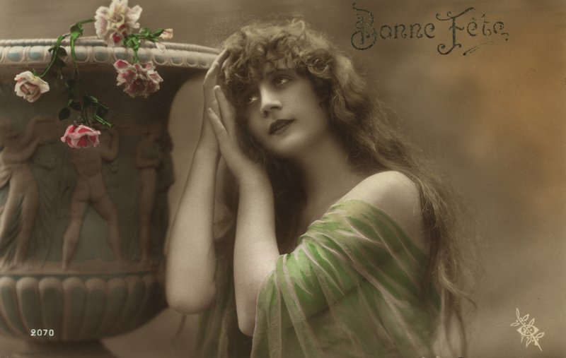Meisje met klassieke urn door French Photographer