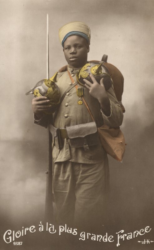 Senegalese soldaat door French Photographer