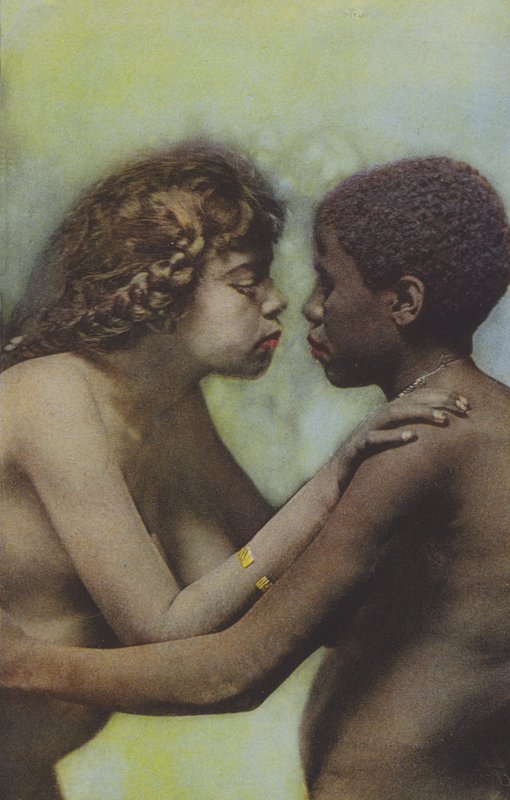 Twee inheemse vrouwen die elkaar omarmen door French Photographer