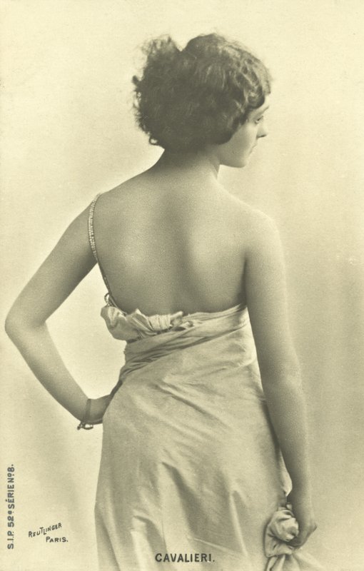 Vrouw in profiel met blote rug door French Photographer