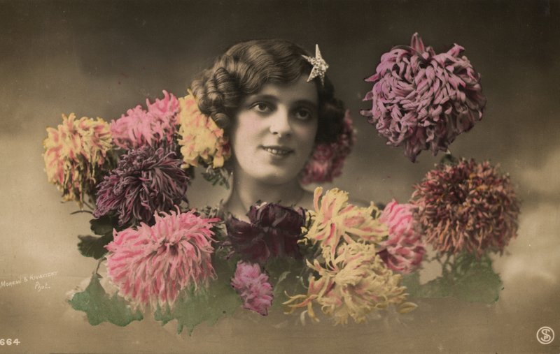 Vrouw met bloemen door French Photographer