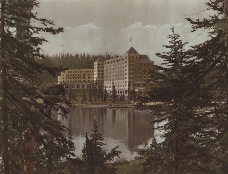 Chateau, Lake Louise door Byron Hill Harmon