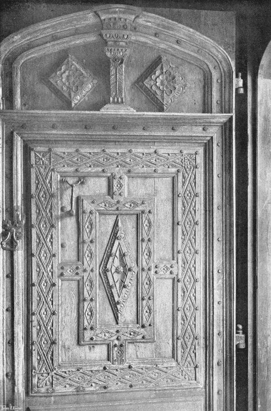 De gebeeldhouwde eikenhouten deur door Charles Latham