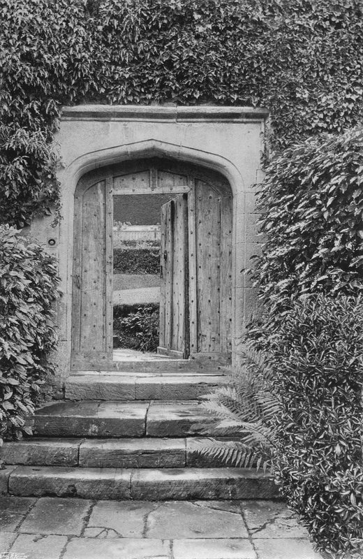 De Tuiningang door Charles Latham