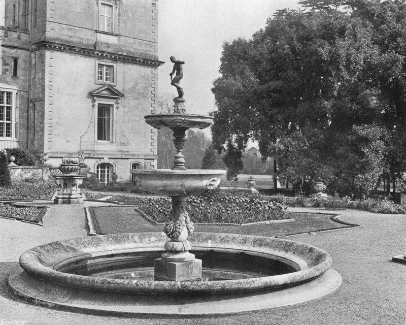 De Ilex en de Fontein door Charles Latham