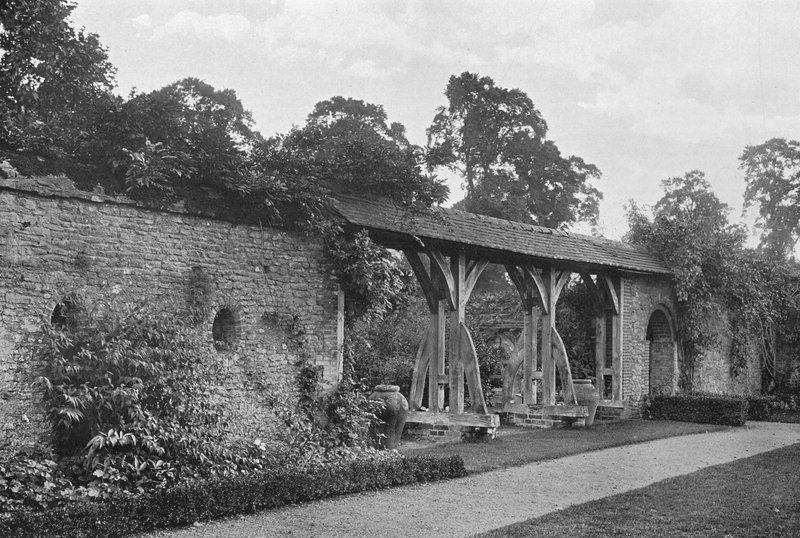 De ommuurde tuin door Charles Latham
