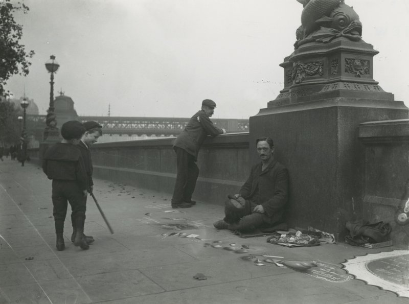 Een stoepkunstenaar op de Embankment door English Photographer