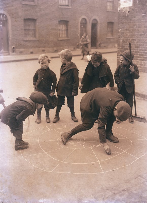 Kinderen spelen op straat in Londen door English Photographer