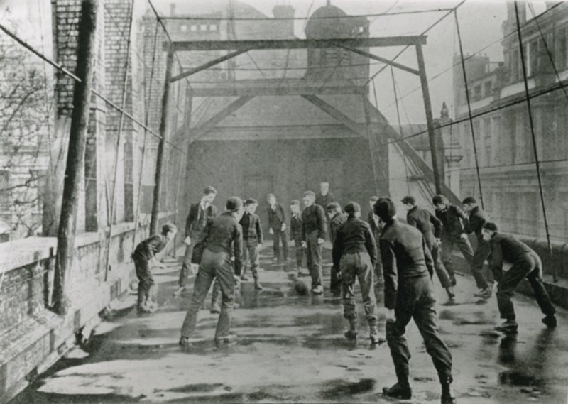 Voetbalveld van de stadsschool in 1902 door English Photographer