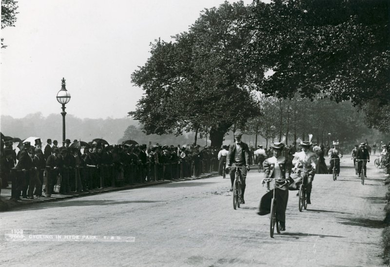 Fietsen in Hyde Park, ca. 1895 door English Photographer