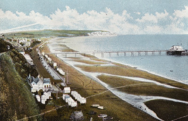 Esplanade, Sandown, en Culver Cliff door English Photographer