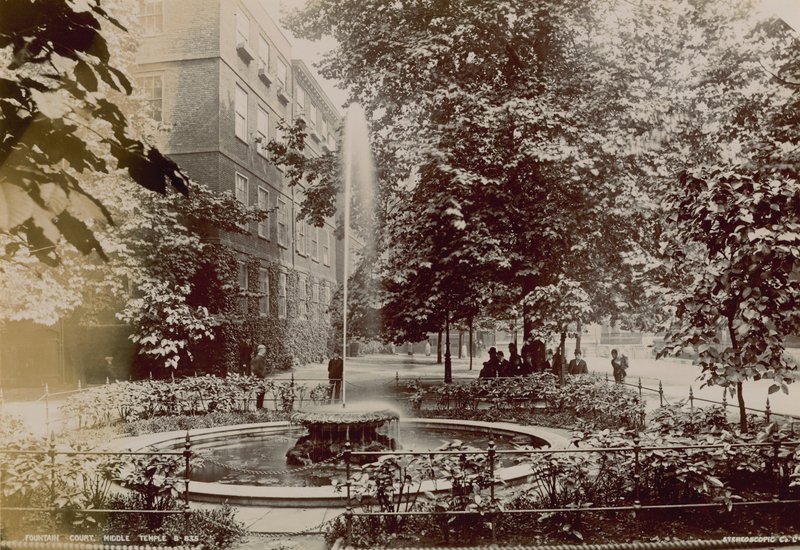 Fountain Court in de Middle Temple door English Photographer