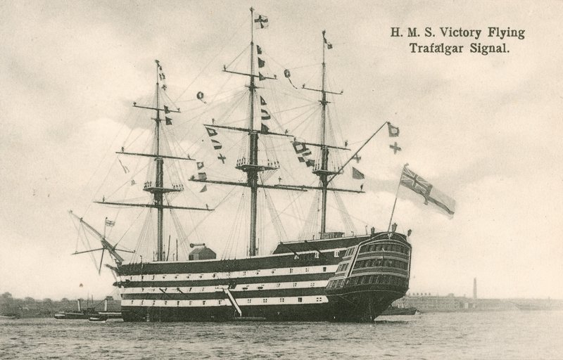 HMS Victory, met Trafalgar signaal door English Photographer