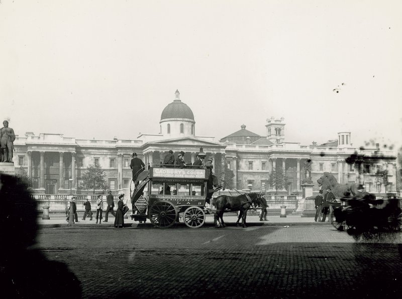 Paardentransport op Trafalgar Square door English Photographer