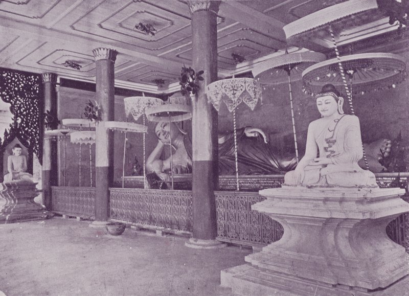 Binnen in de Pagode, Rangoon door English Photographer