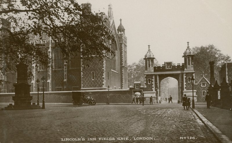 Lincolns Inn Fields Gate, Londen door English Photographer