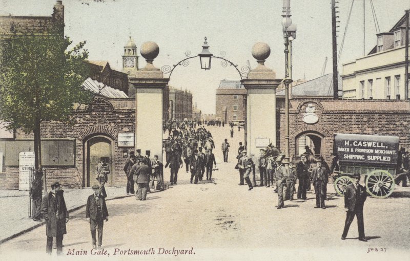 Hoofdingang, Portsmouth Dockyard door English Photographer