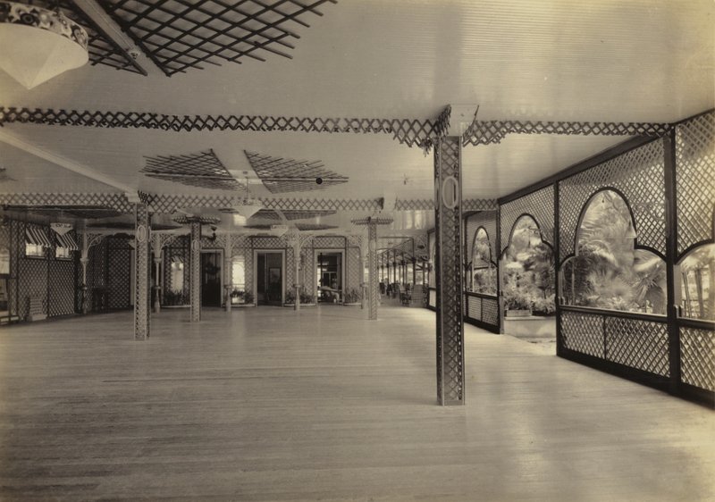 Marine Hotel, balzaal, 1920 door English Photographer