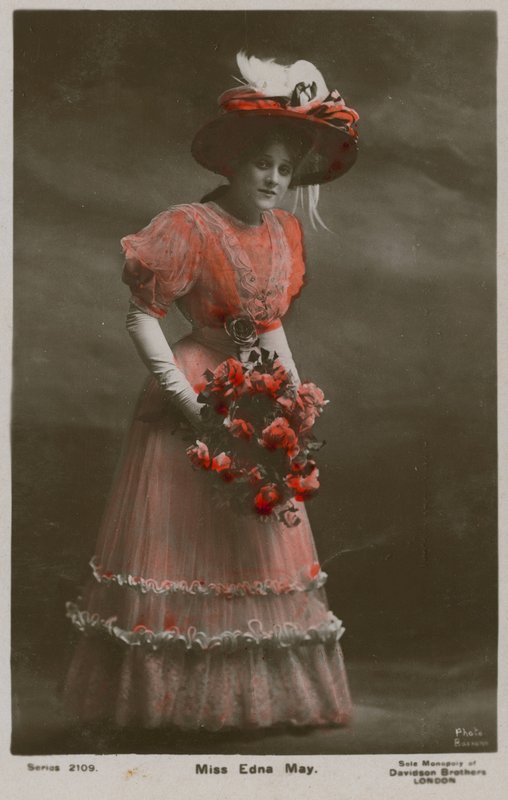 Miss Edna May door English Photographer
