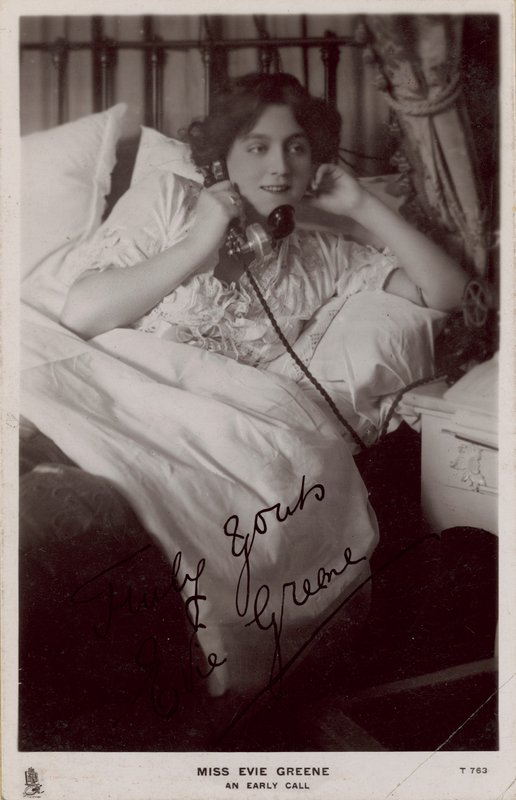 Miss Evie Greene: Een vroege oproep door English Photographer