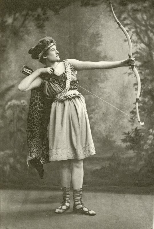 Miss Marion Grey als Hippolyta (gravure) door English Photographer