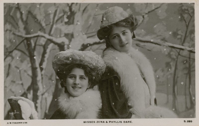 Juffrouwen Zena en Phyllis Dare door English Photographer