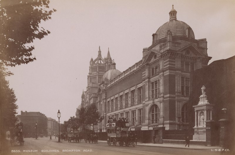 Museumgebouwen, Brompton Road, Londen door English Photographer