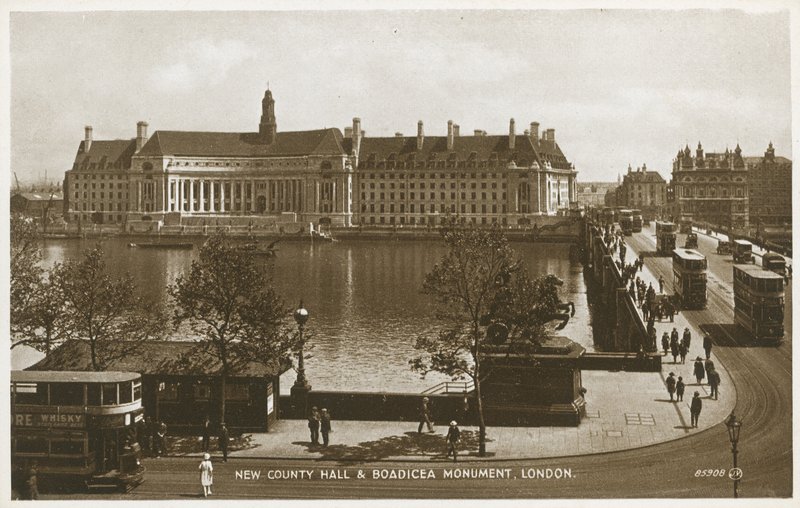 New County Hall en Boadicea Monument door English Photographer