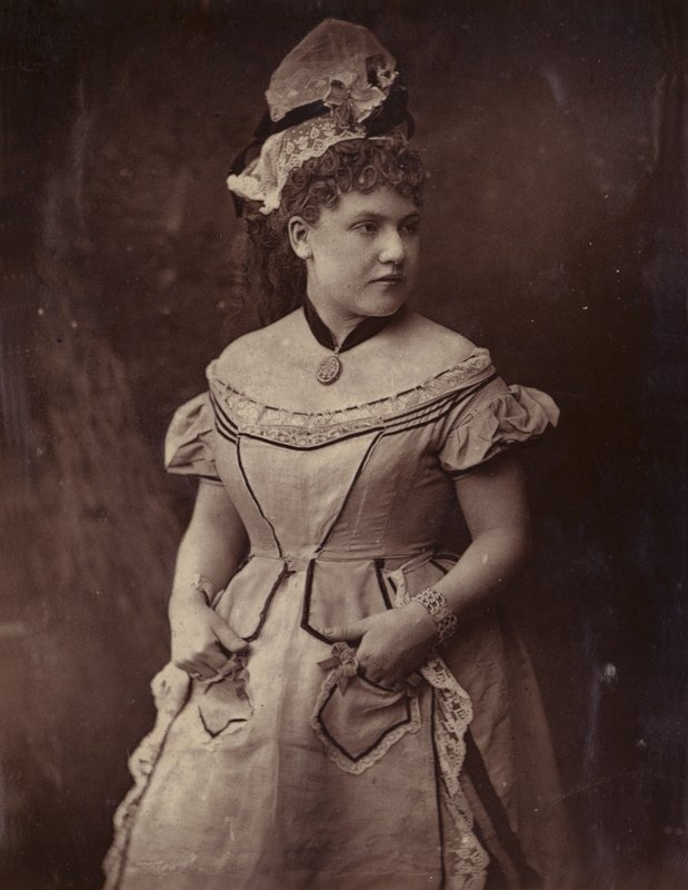 Pauline Rita door English Photographer