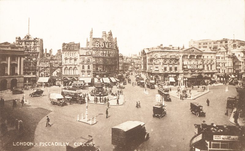 Piccadilly Circus door English Photographer