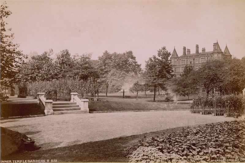 Ansichtkaart met de Inner Temple Gardens door English Photographer