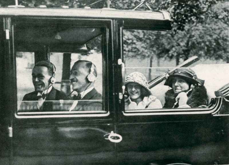 Radio op de weg, 1923 door English Photographer