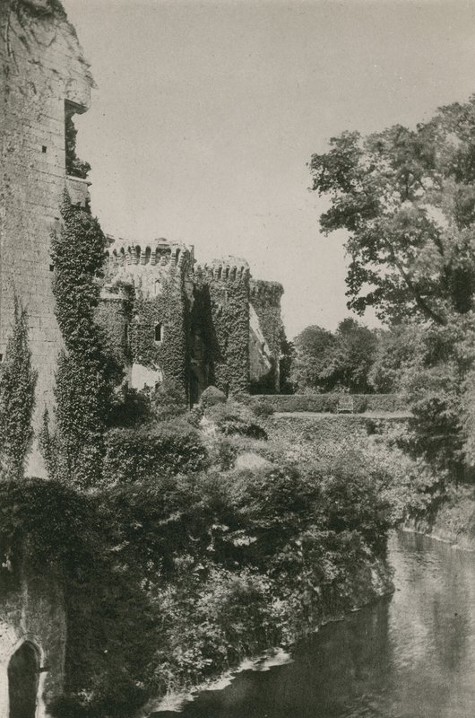 Kasteel Raglan, vanaf de gracht door English Photographer