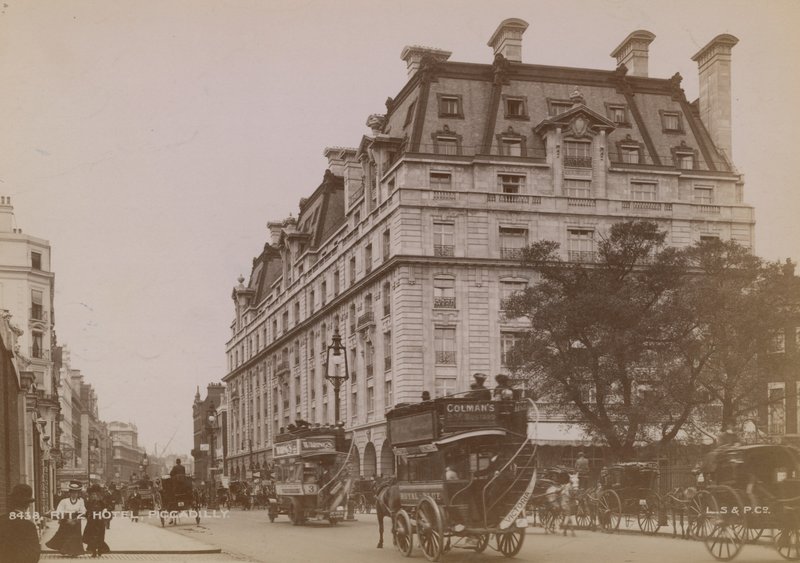 Ritz Hotel, Piccadilly door English Photographer