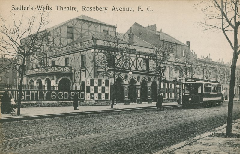 Sadlers Wells Theatre, Rosebery Avenue, Londen door English Photographer