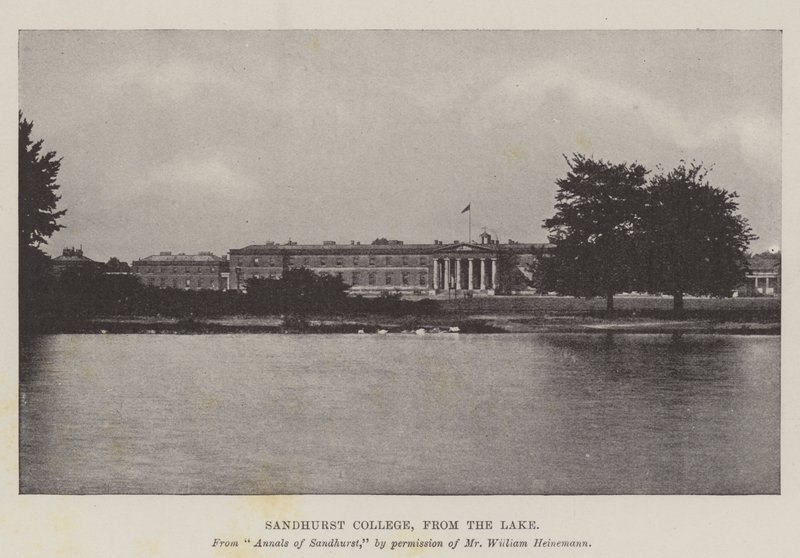 Sandhurst College, vanaf het meer door English Photographer