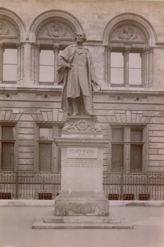 Standbeeld van Henry Irving door English Photographer