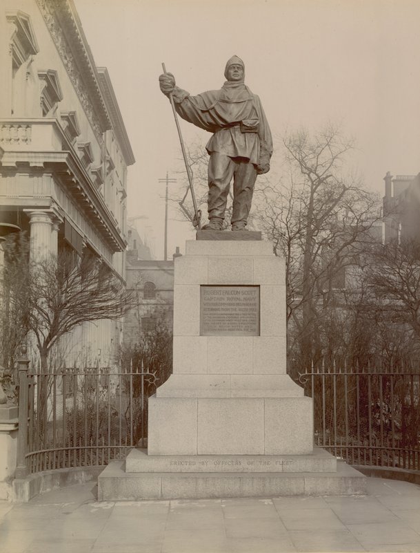 Standbeeld van Robert Falcon Scott door English Photographer
