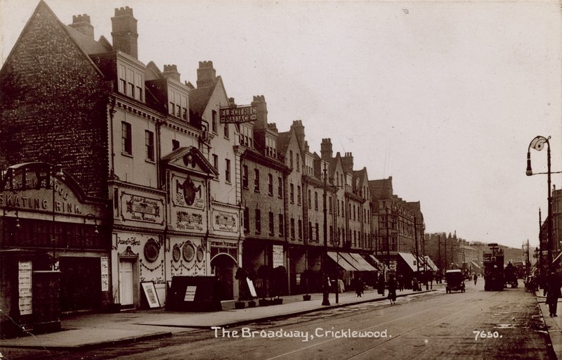 The Broadway, Cricklewood, Londen door English Photographer
