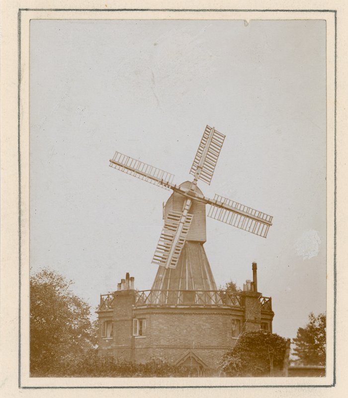 De oude molen op Wimbledon Common door English Photographer