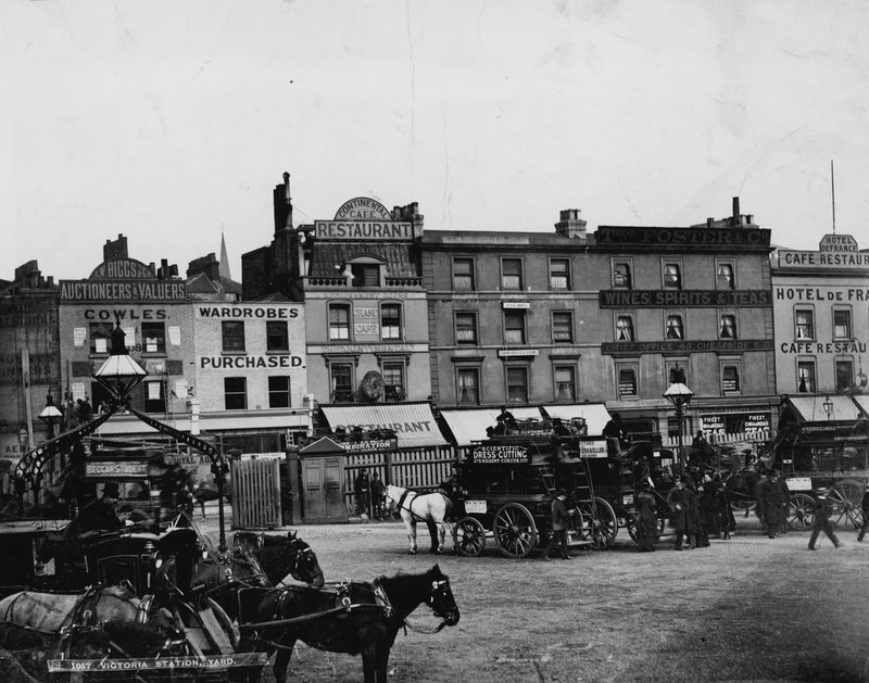 Victoria Station Yard, Londen door English Photographer
