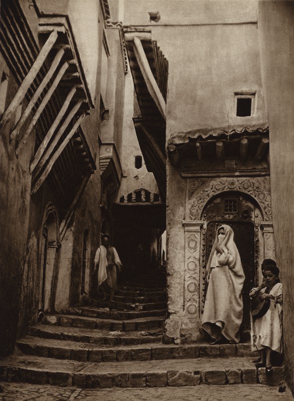 Algiers, Straat in de oude stad door European Photographer
