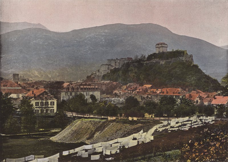 Lourdes, de stad en het kasteel door European Photographer