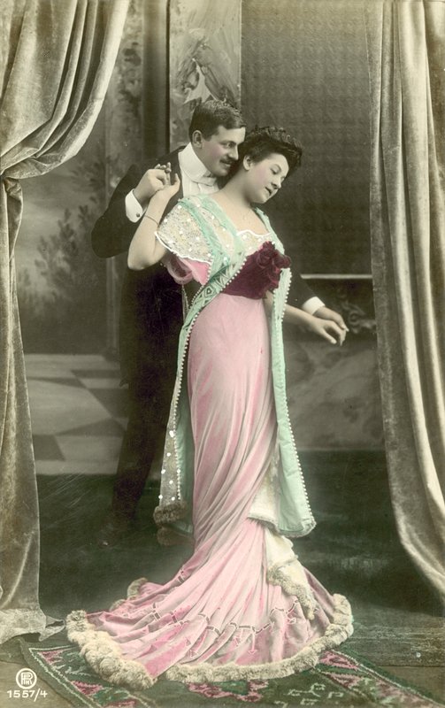 Man maakt avances bij modieuze dame door French Photographer