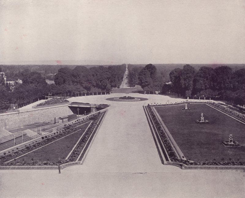 Avenue des Loges, St Germain-en-Laye door French Photographer